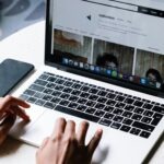 Persona revisando ofertas de empleo en su ordenador portátil