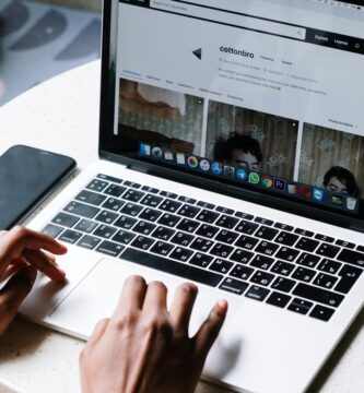 Persona revisando ofertas de empleo en su ordenador portátil