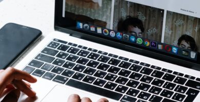 Persona revisando ofertas de empleo en su ordenador portátil