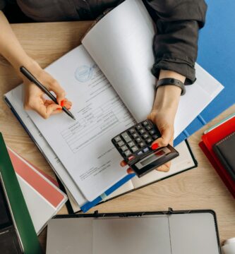 Escritorio de trabajo con ordenador y documentos financieros, representando oportunidades profesionales en finanzas y contabilidad