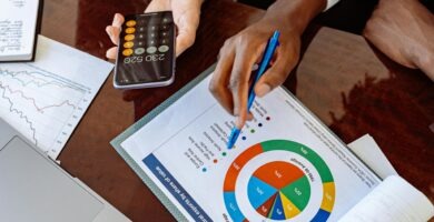 Profesionales revisando reportes financieros y gráficos en oficina, concepto de empleos en finanzas y contabilidad con crecimiento profesional y estabilidad laboral