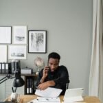 Profesional trabajando en oficina moderna relacionada con finanzas y contabilidad