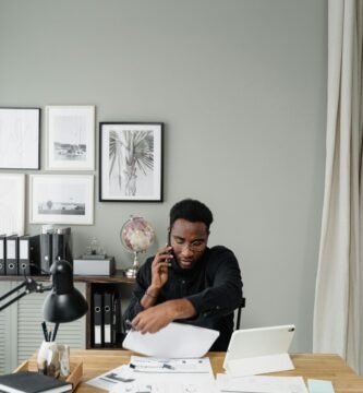 Profesional trabajando en oficina moderna relacionada con finanzas y contabilidad