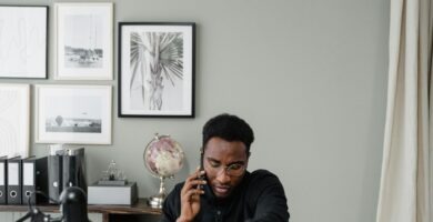 Profesional trabajando en oficina moderna relacionada con finanzas y contabilidad