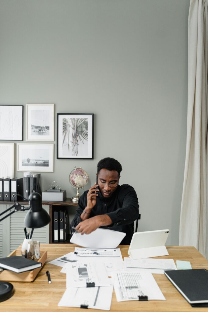 Profesional trabajando en oficina moderna relacionada con finanzas y contabilidad