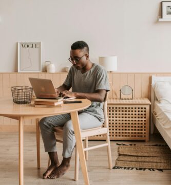 Persona trabajando en un ordenador portátil mientras busca empleo hoy
