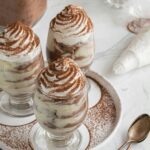 Postres saludables de chocolate sin azúcar, presentados en bombones caseros deliciosos