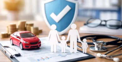Familia y auto protegidos con seguro de salud, vida y automóvil sobre escritorio financiero