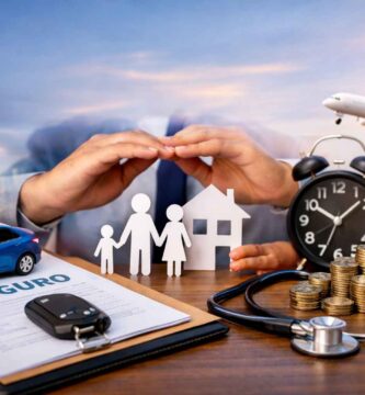 Collage de seguros que incluye coche, familia, casa, monedas y estetoscopio, simbolizando los tipos de seguros más contratados en 2026