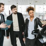 Personas comparando coberturas de seguros de coche en documentos