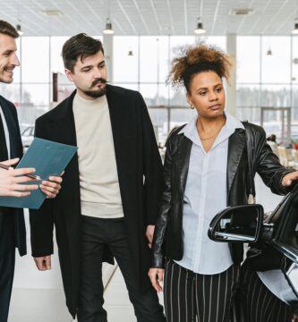 Personas comparando coberturas de seguros de coche en documentos