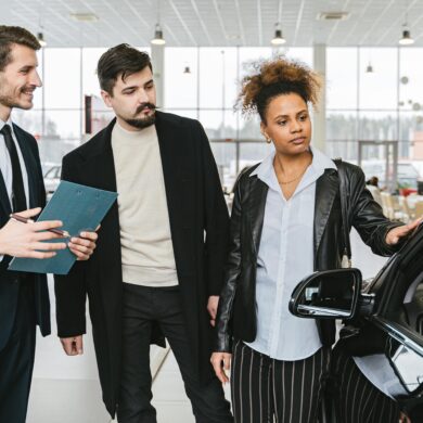 Personas comparando coberturas de seguros de coche en documentos