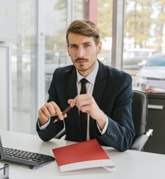 Profesional analizando opciones para elegir seguro de coche en Alemania según perfil