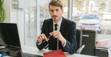 Profesional analizando opciones para elegir seguro de coche en Alemania según perfil
