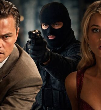 Personaje sorprendido en escena de película con iluminación dramática y fondo difuminado