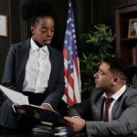 Hombre de negocios confiable en oficina, representando profesionalismo y seguridad financiera para seguro de viaje a Estados Unidos