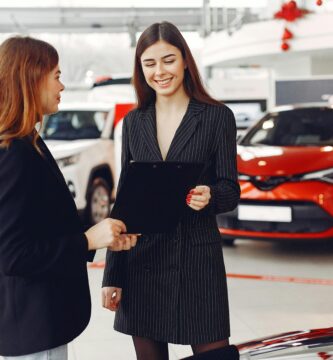 Asesor explicando a cliente cómo elegir el mejor seguro de coche según su uso