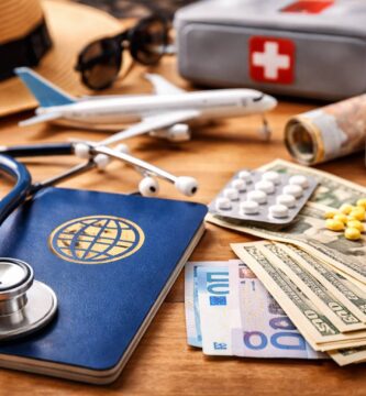 Pasaporte, estetoscopio, medicamentos y avión en escritorio representando seguro médico internacional para viajes 2026