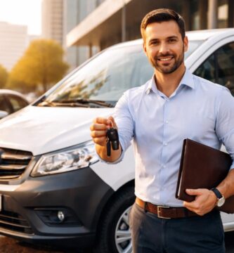 Autónomo frente a su vehículo de trabajo asegurado, mostrando seguridad y profesionalidad